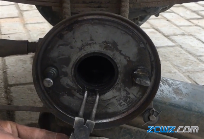 车轮胎爆胎后,轴承修理安装事项